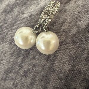 Ladies pearl drop/ dangle earrings with crystals